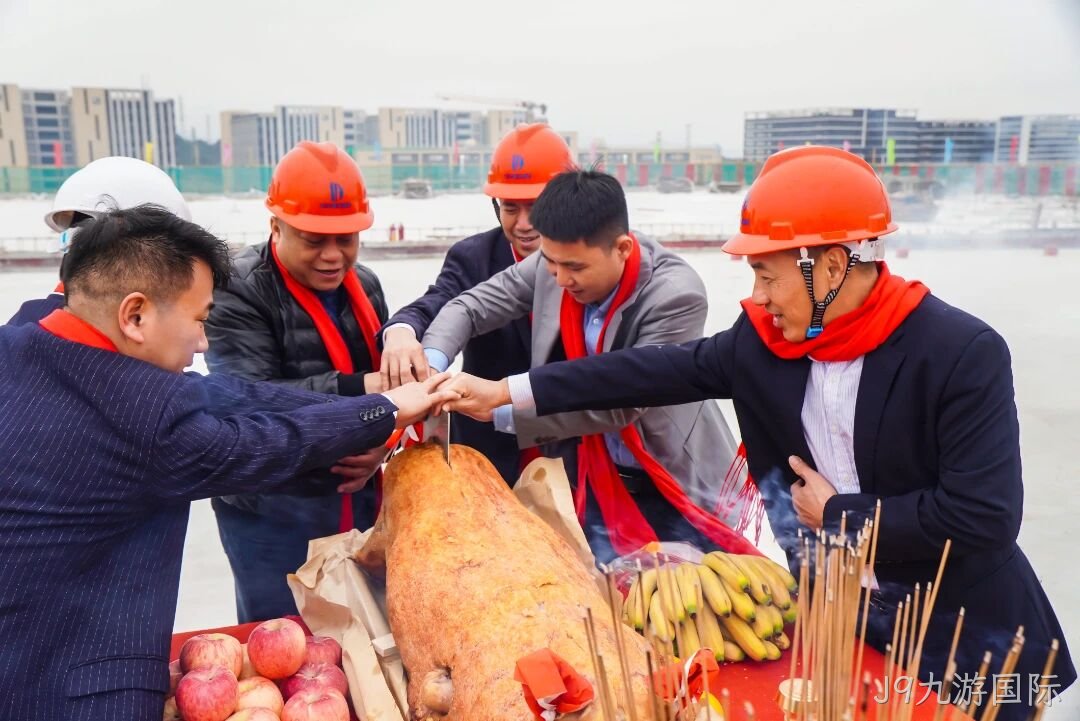 匠心精筑 喜封金顶|大连J9九游国际智慧能源科技有限公司锂离子储能电池研发、生产项目封顶大吉